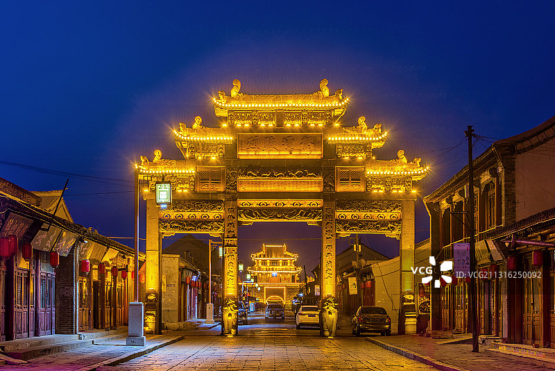 中国辽宁葫芦岛兴城古城祖氏石坊夜景图片素材