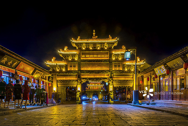 中国辽宁葫芦岛兴城古城祖氏石坊夜景图片素材