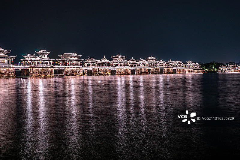 中国广东省潮州市广济桥夜景图片素材