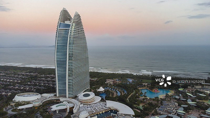航拍三亚海棠湾亚特兰蒂斯酒店和水上乐园图片素材