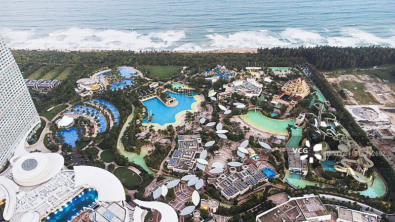 航拍三亚海棠湾海滩边的水上乐园图片素材