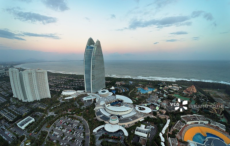 航拍黄昏时的三亚亚特兰蒂斯酒店全景图片素材