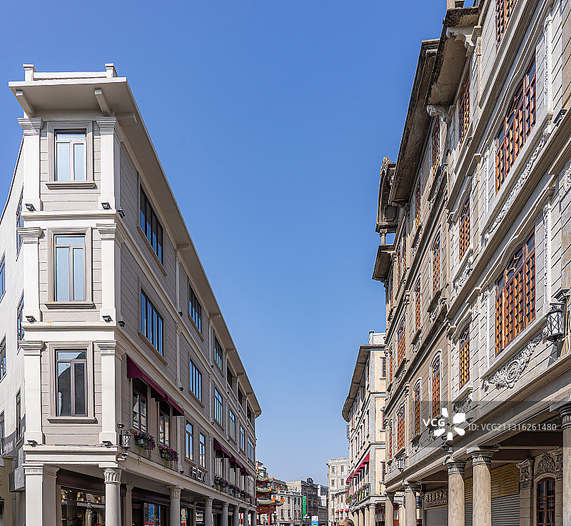 中国广东省汕头市小公园中山纪念亭和骑楼建筑景观图片素材