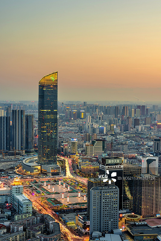 中国辽宁沈阳恒隆大厦日暮风光图片素材