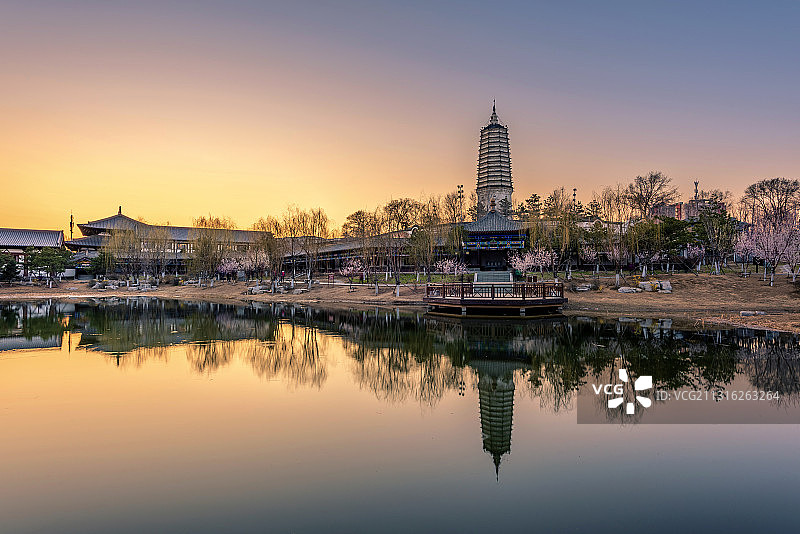 中国辽宁沈阳皇姑无垢净光舍利塔日暮图片素材