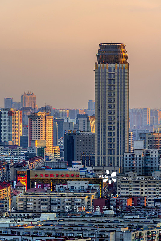 中国辽宁沈阳新恒基国际大厦日暮风光图片素材