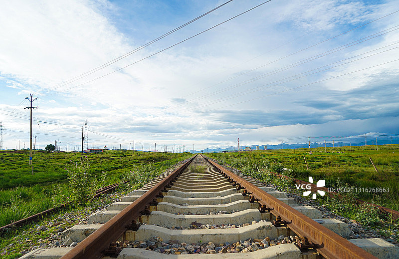 青海湖草原上的铁路、铁轨图片素材