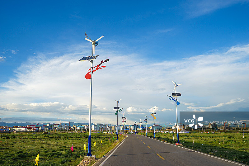 青海湖边西海镇道路与太阳能风力路灯图片素材