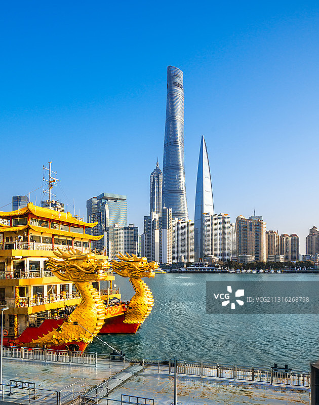 上海黄浦江的金色龙船和上海中心大厦图片素材