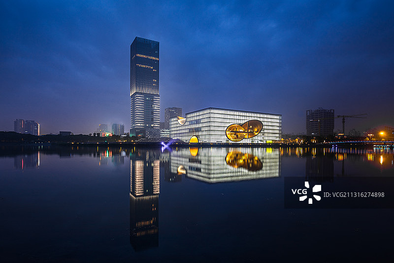 嘉定保利剧院夜景图片素材