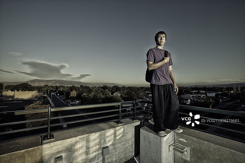 男子跑酷运动员站在建筑物边缘图片素材