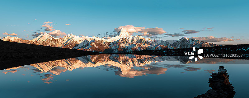 贡嘎山日落完美倒影图片素材