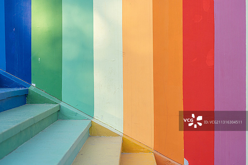 彩色楼梯和彩色背景墙图片素材