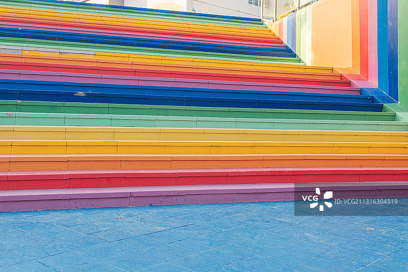 彩色楼梯和彩色背景墙图片素材