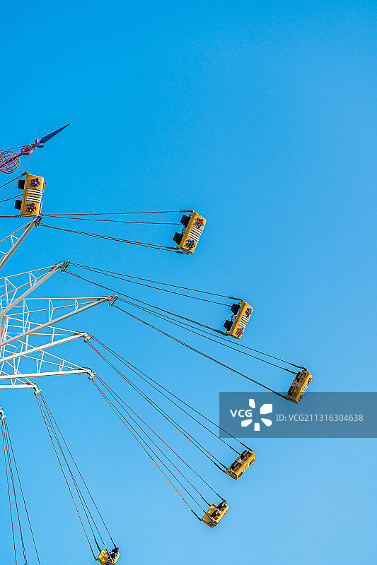 游乐场里的旋转飞椅特写图片素材