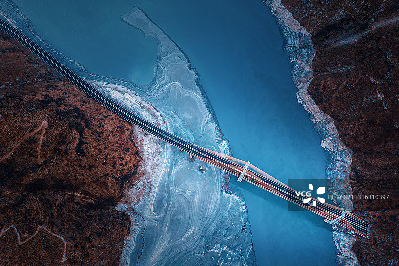 大渡河上的雅西高速图片素材