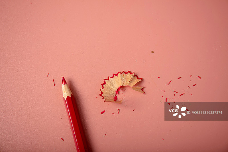 彩色铅笔和刨花特写图片素材