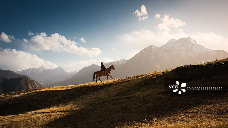 青海卓尔山戴帽子的骑马女性图片素材
