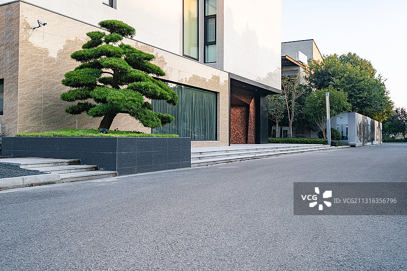 城市建筑与空的沥青道路图片素材