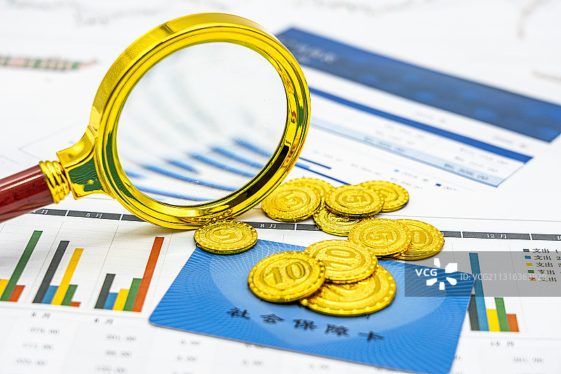 用放大镜观察社会保险医疗医保概念图片素材