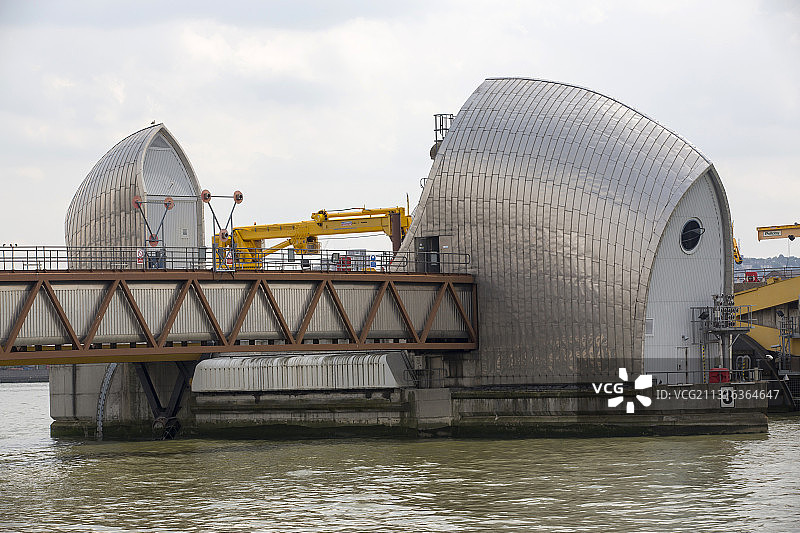 伦敦泰晤士河上的泰晤士水闸，用于保护首都免受风暴潮 flooding图片素材