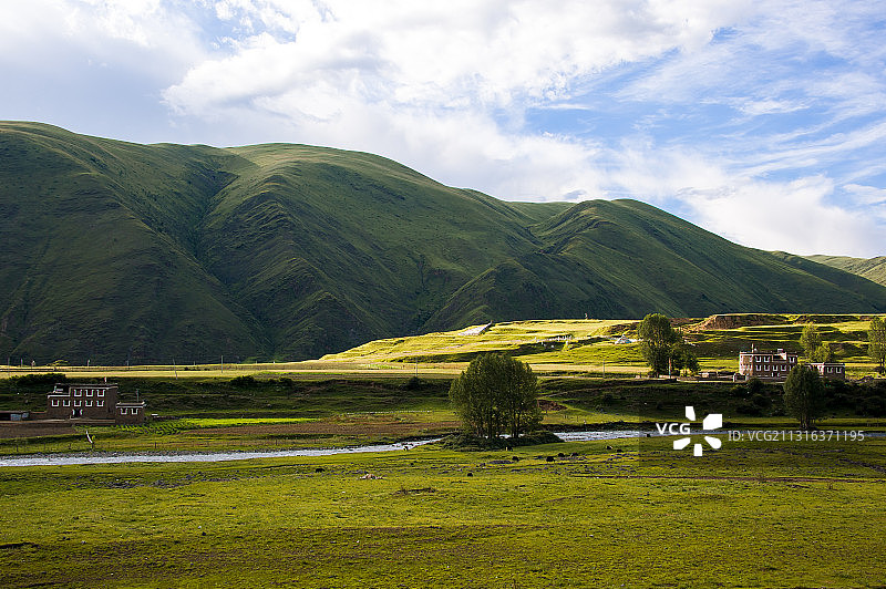 四川省甘孜藏族自治州康定市新都桥镇新都桥草原山地风光图片素材