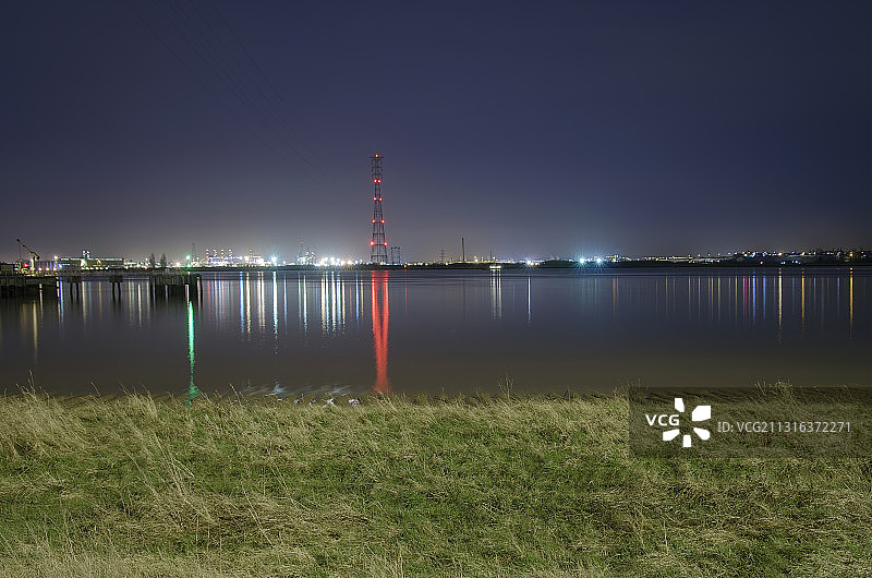 泰晤士河夜景：斯旺斯康比和诺斯弗利特（肯特郡）图片素材