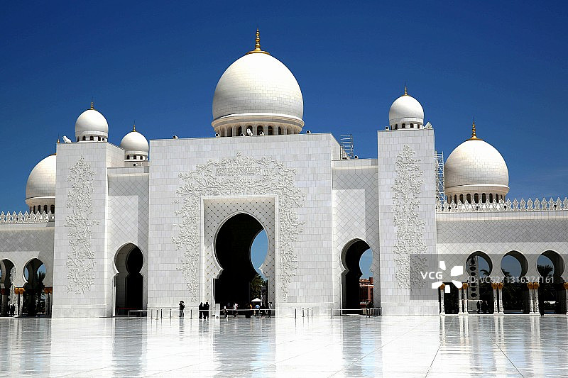 白色圆顶建筑——扎耶德清真寺图片素材