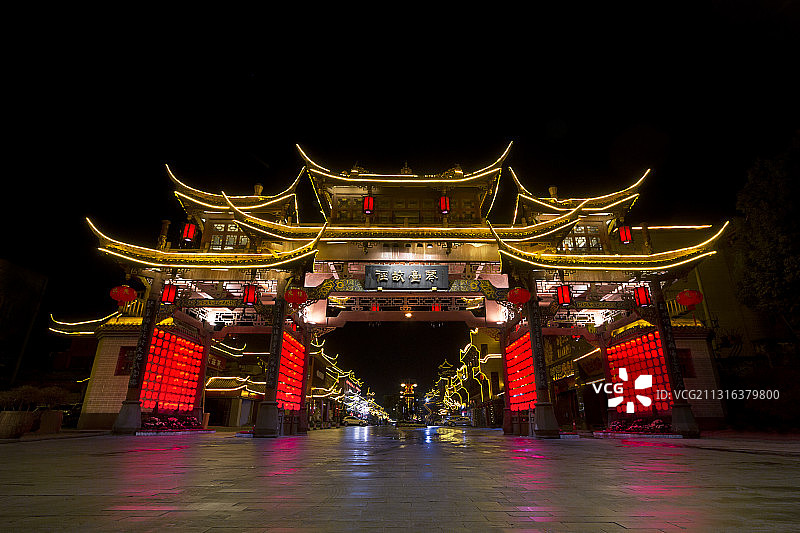 新年的成都琴台路红灯笼夜景汽车背景图片素材