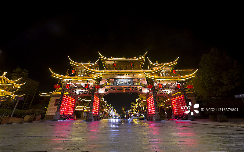 新年的成都琴台路红灯笼夜景汽车背景图片素材