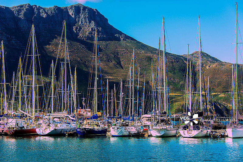 停泊在豪特湾的帆船图片素材