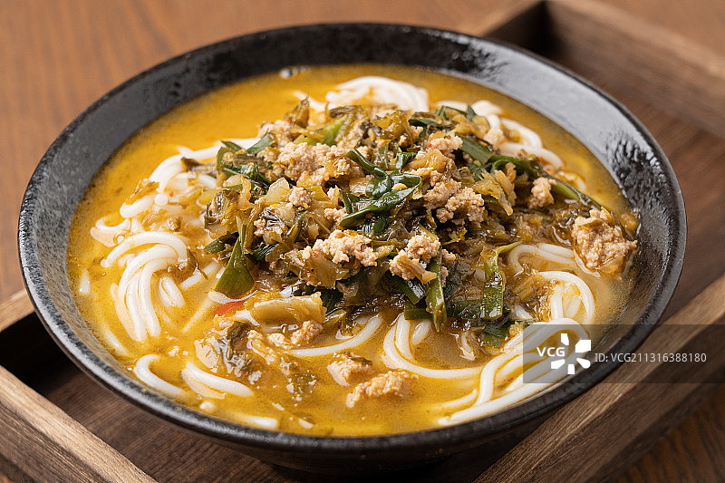 中华美食云南传统美食风味小吃木质桌子上老昆明小锅米线肉汤汁图片素材