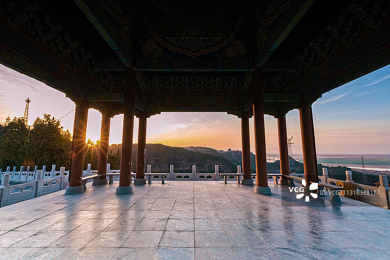 黄河风景区木建筑榫卯结构凉亭日落夕阳景观图片素材