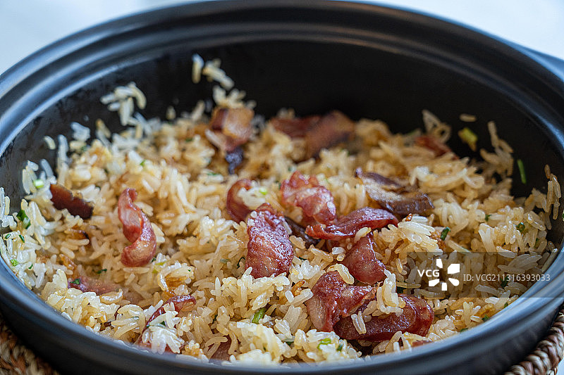 广东广州粤式美食传统主食风味腊肉熏肉刚出锅淋汁煲仔饭图片素材