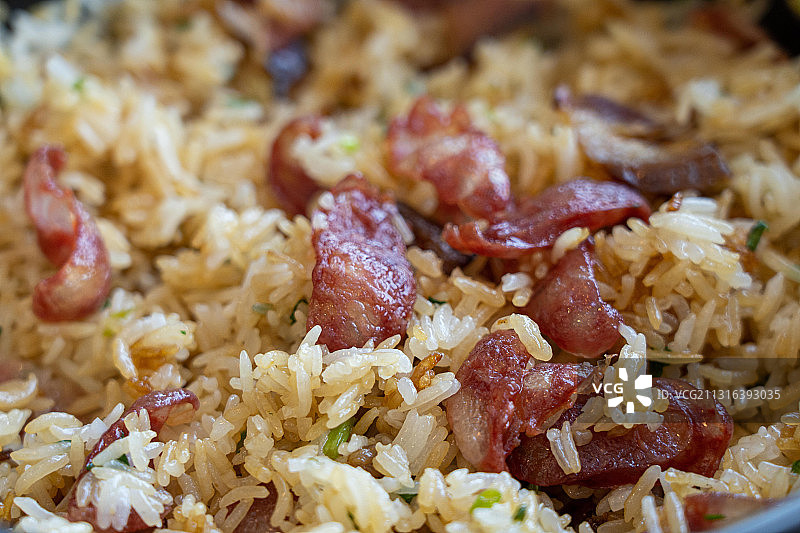 广东广州粤式美食传统主食风味腊肉熏肉刚出锅淋汁煲仔饭图片素材