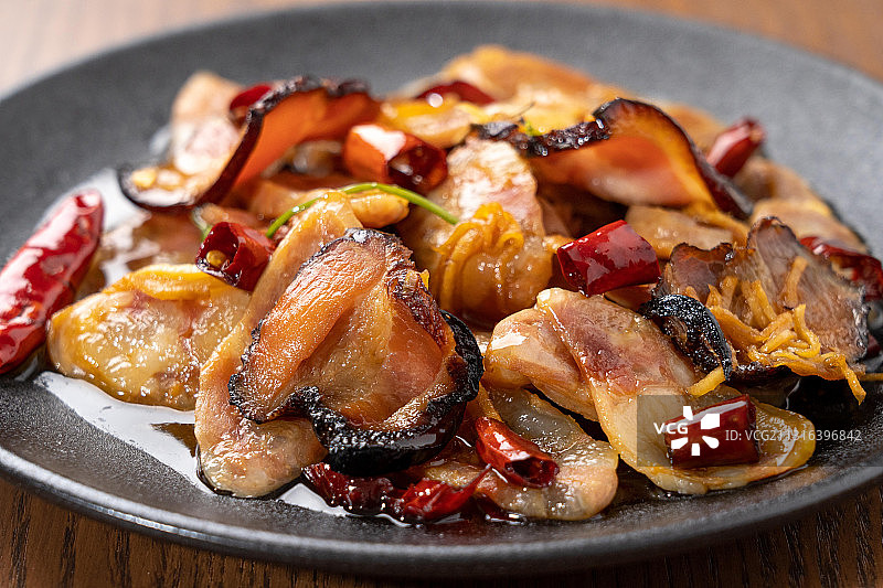 中国湖南传统经典名菜湘菜木桌子上腊味合蒸熏猪肉腊肠腊肉图片素材