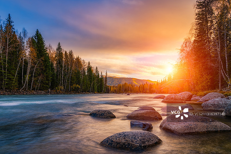 新疆阿勒泰地区布尔津喀纳斯景区禾木乡禾木河黄昏时分流水慢门图片素材