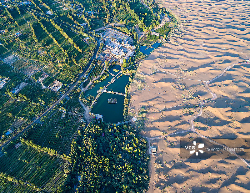 沙漠绿洲（新疆鄯善县多年坚持植树防沙，让沙漠变绿洲）图片素材