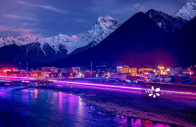 雪山下的波密县城夜色图片素材