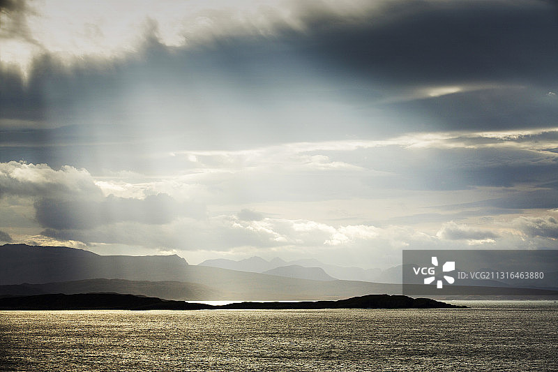 苏格兰西北高地：阳光洒在荒原上，远眺安特亚拉赫山图片素材