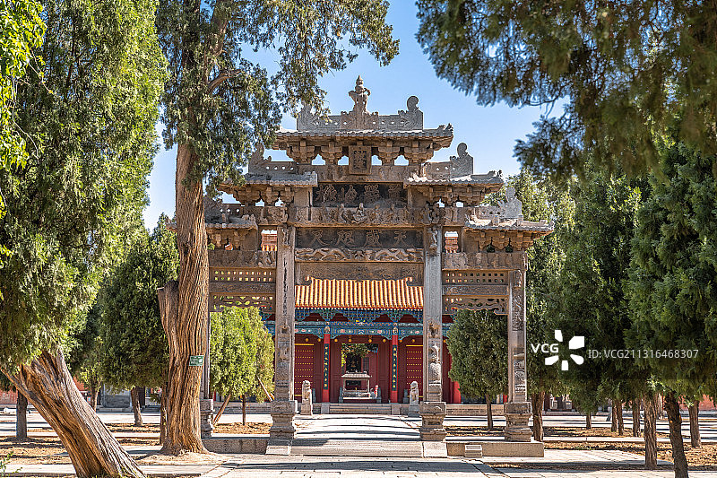 陕西华阴华山西岳庙内的石牌楼图片素材