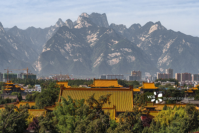 陕西华阴华山西岳庙与华山山峰图片素材