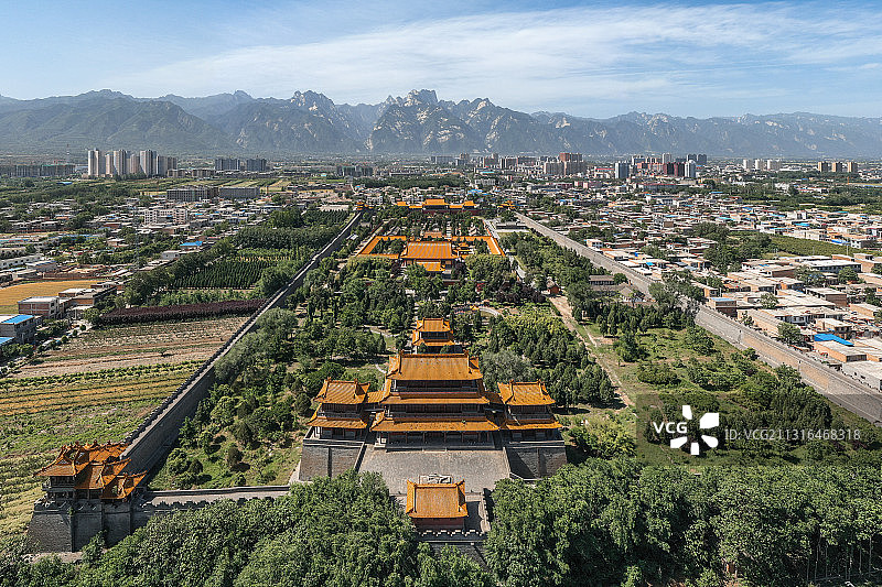 陕西华阴华山西岳庙全景与华山山脉航拍图片素材