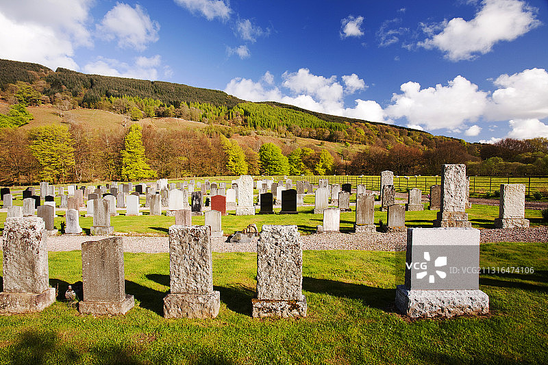 苏格兰阿盖尔郡因弗拉雷附近Glen Shira山脚下的墓地图片素材