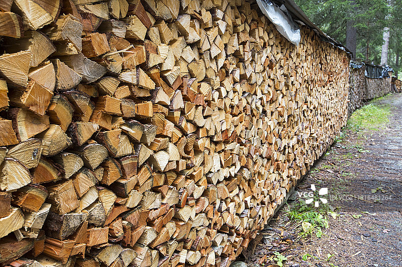 用于空间供暖房屋的木材切割，在瑞士阿尔卑斯山瓦尔费雷干燥图片素材