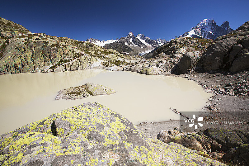 法国霞慕尼红色针峰上的布兰科湖图片素材