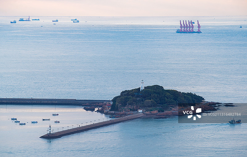 远眺青岛近海小青岛景区图片素材