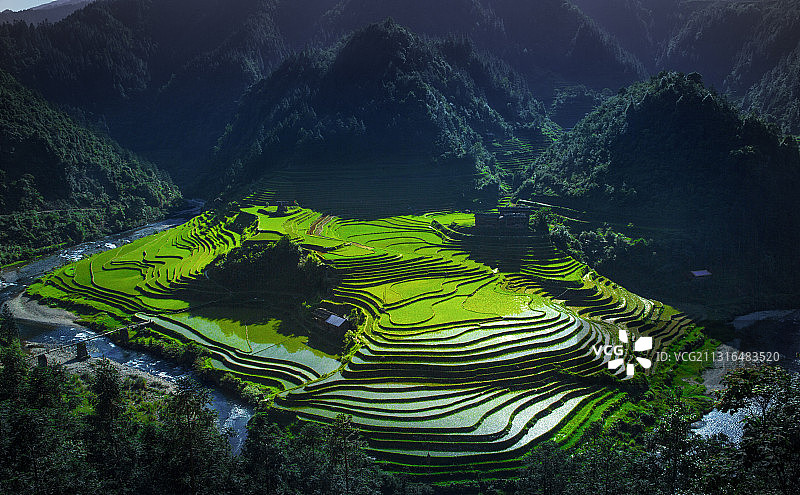 从江月亮山梯田图片素材