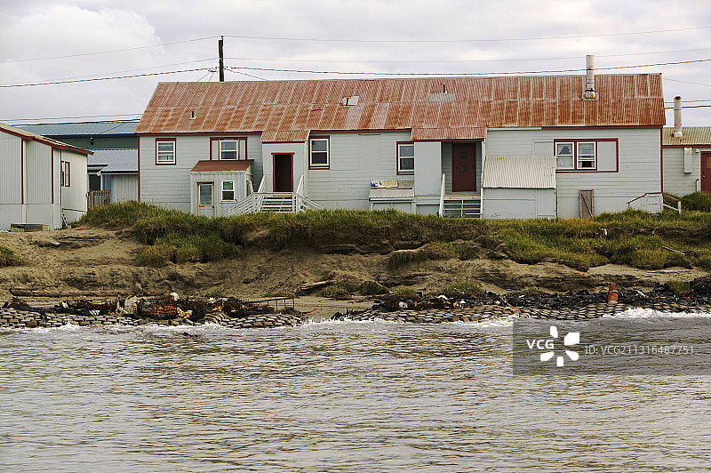 楚科奇海希什马廖夫岛海岸侵蚀房屋图片素材