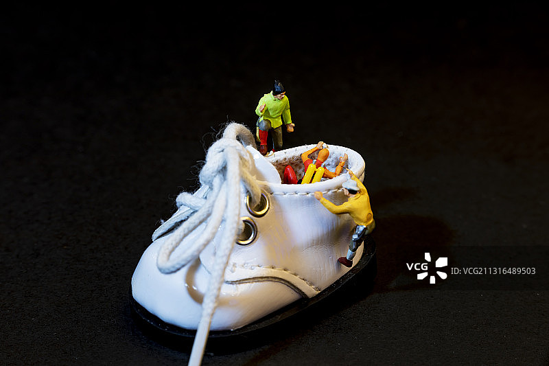 微缩场景下的探险场景图片素材